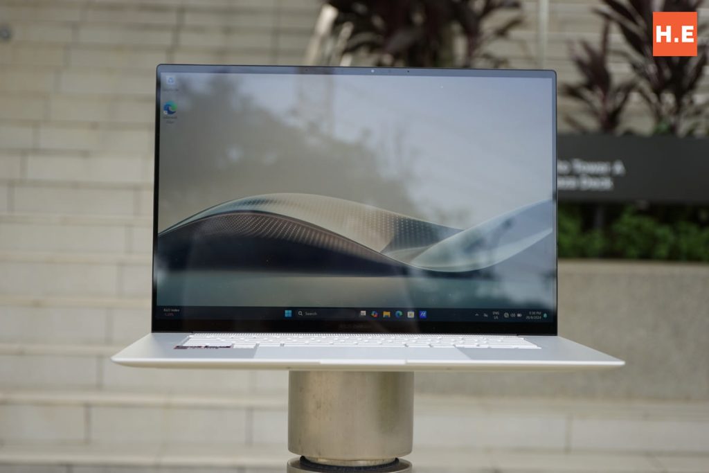 ASUS Zenbook S 16 Review screen display ASUS Lumina OLED