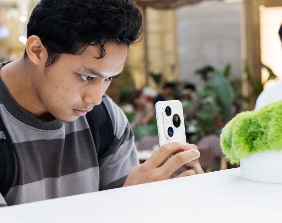 HUAWEI Pura 80 Series "Light & Shadow" Pop-Up Event Illuminates Pavilion KL 4 image of HUAWEI Pura 80 Series "Light & Shadow" Pop-Up Event Illuminates Pavilion KL - HelloExpress - 4