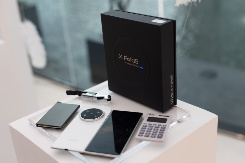 vivo X Fold5 Debuts in Malaysia: Ultra-Light Foldable Redefines Productivity with Brighter Displays, ZEISS Camera, and AI 4 image of vivo X Fold5 Debuts in Malaysia: Ultra-Light Foldable Redefines Productivity with Brighter Displays, ZEISS Camera, and AI - HelloExpress - 4