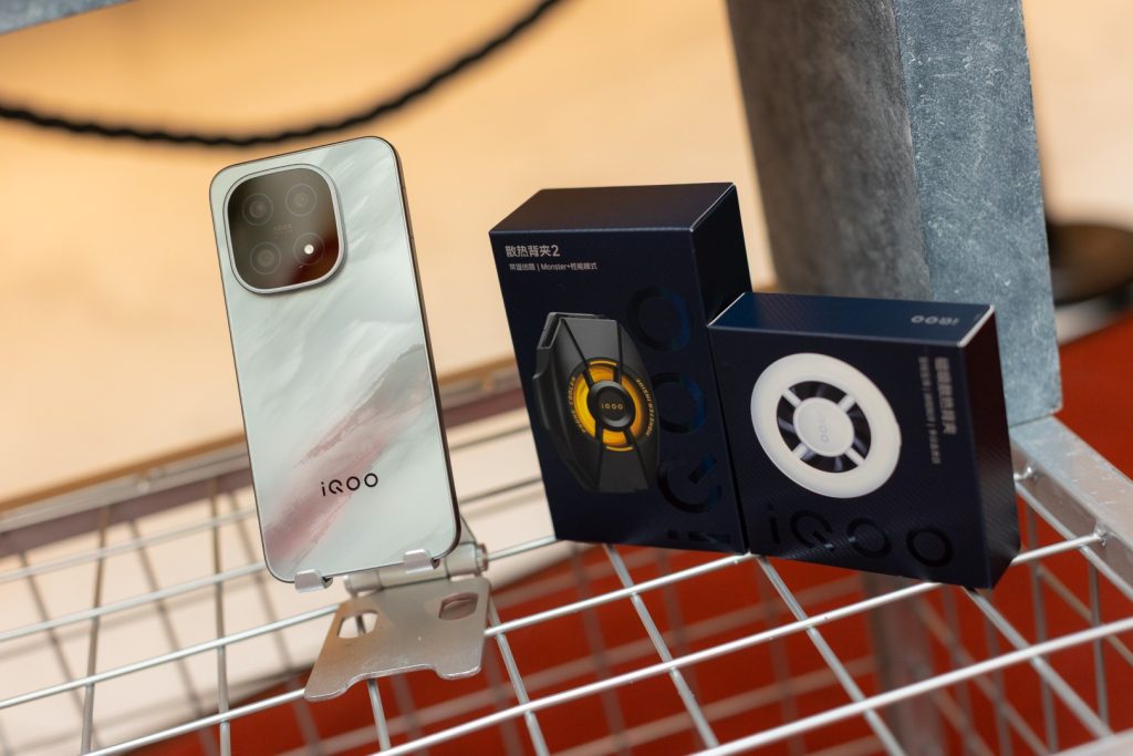 iQOO 15 Officially Launches in Malaysia, Redefining Elite Mobile Gaming Performance 6 image of iQOO 15 Officially Launches in Malaysia, Redefining Elite Mobile Gaming Performance - HelloExpress - 6