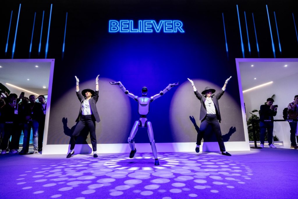 image of HONOR Unveils Robot Phone, Humanoid Robot, and Magic V6 at MWC 2026 - HelloExpress - 8