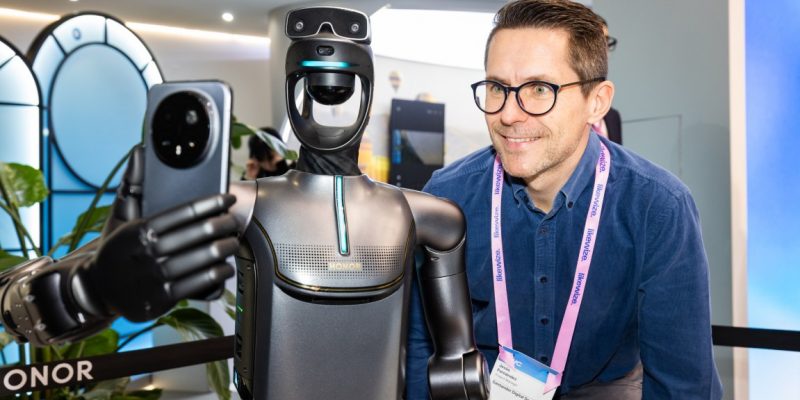 image of HONOR Unveils Robot Phone, Humanoid Robot, and Magic V6 at MWC 2026 - HelloExpress - 1