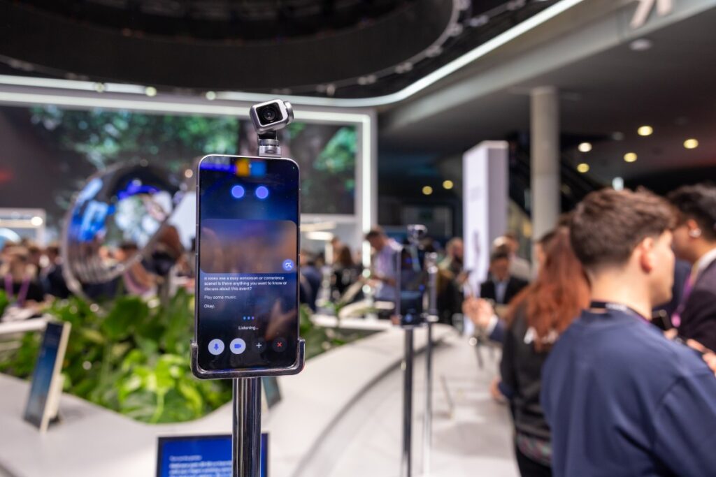 image of HONOR Unveils Robot Phone, Humanoid Robot, and Magic V6 at MWC 2026 - HelloExpress - 6