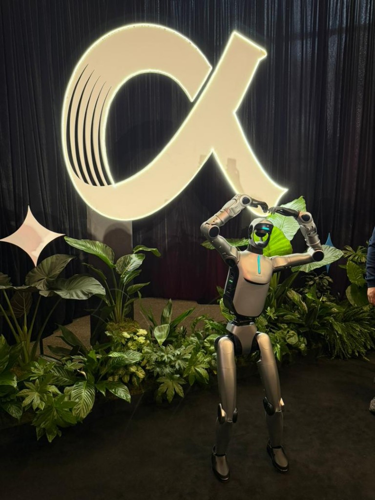 image of HONOR Unveils Robot Phone, Humanoid Robot, and Magic V6 at MWC 2026 - HelloExpress - 13