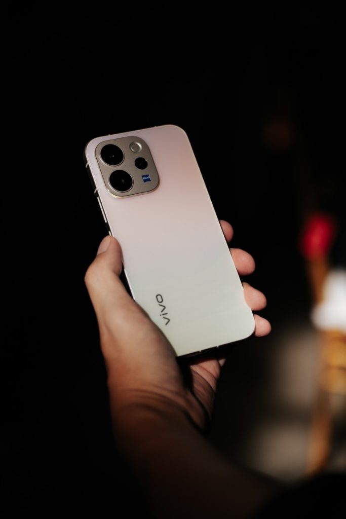 vivo V70 Launches in Malaysia Starting from RM1,999 with ZEISS Camera 9 image of vivo V70 Launches in Malaysia Starting from RM1,999 with ZEISS Camera - HelloExpress - 9