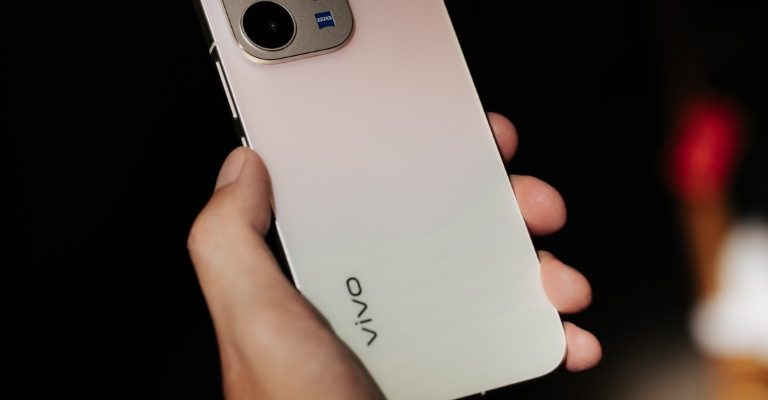 image of vivo V70 Launches in Malaysia Starting from RM1,999 with ZEISS Camera - HelloExpress - 1