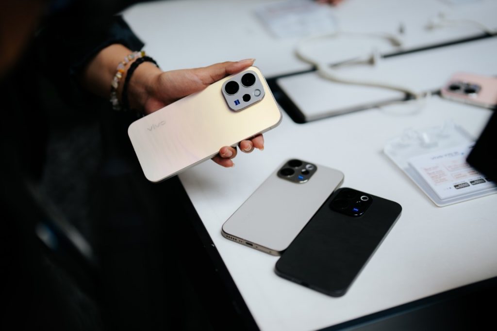 vivo V70 Launches in Malaysia Starting from RM1,999 with ZEISS Camera 8 image of vivo V70 Launches in Malaysia Starting from RM1,999 with ZEISS Camera - HelloExpress - 8