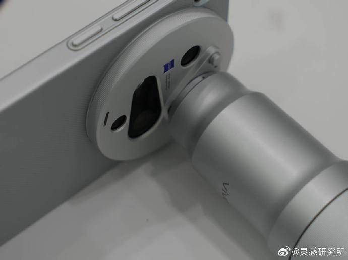 image of Vivo X300 Ultra Brings Professional Photography and Videography Kits to Global Market - HelloExpress - 6