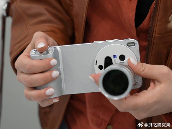 image of Vivo X300 Ultra Brings Professional Photography and Videography Kits to Global Market - HelloExpress - 5