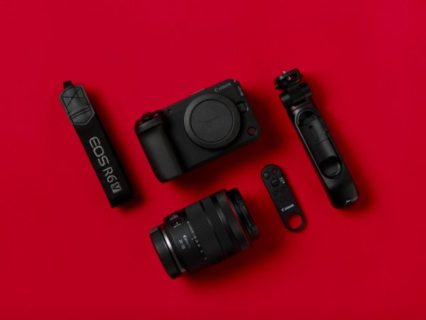 image of Canon EOS R6 V and RF20-50mm f/4L IS USM PZ Launched in Malaysia — First L-Series Power Zoom Lens - HelloExpress - 1