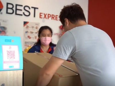 BEST Express Malaysia counter service - customer dropping off parcel at service point
