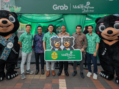 Grab × Visit Malaysia 2026 5-Star Eats mural launch event with bear mascots and Tourism Malaysia officials