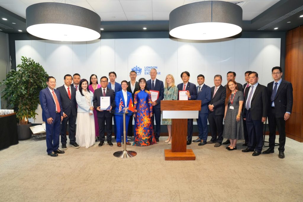 image of Vietjet Chairwoman Dr Nguyen Thi Phuong Thao Opens Trading at London Stock Exchange - HelloExpress - 4