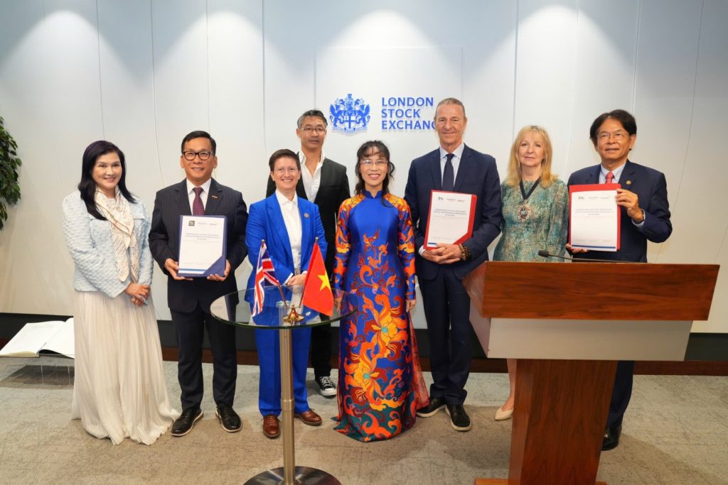 image of Vietjet Chairwoman Dr Nguyen Thi Phuong Thao Opens Trading at London Stock Exchange - HelloExpress - 6