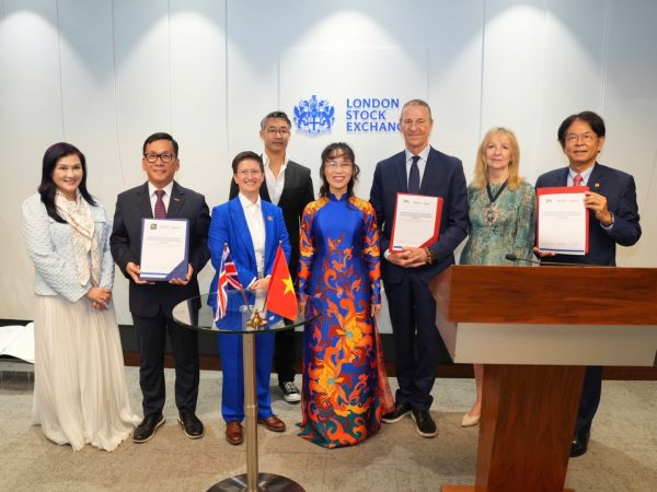 image of Vietjet Chairwoman Dr Nguyen Thi Phuong Thao Opens Trading at London Stock Exchange - HelloExpress - 7