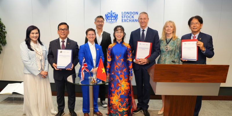 image of Vietjet Chairwoman Dr Nguyen Thi Phuong Thao Opens Trading at London Stock Exchange - HelloExpress - 1