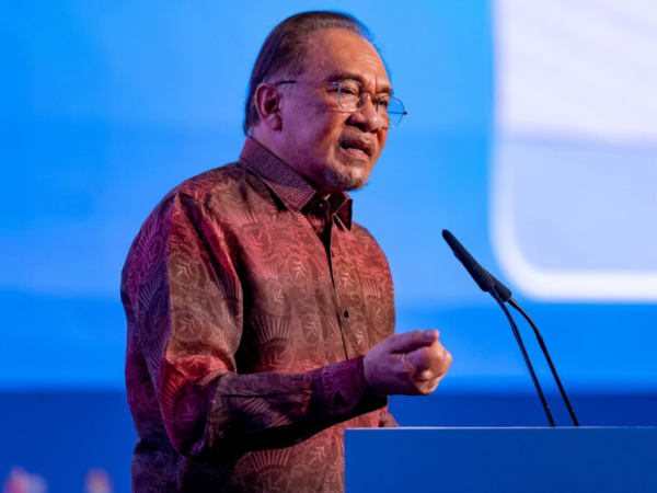 image of Malaysia's PM Anwar: E-Wallets Must Repay Scam Victims Within 7 Days if Fraud Safeguards Fail - HelloExpress - 1