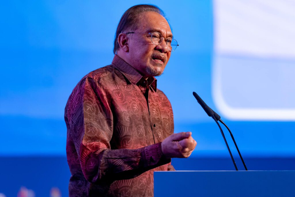 Malaysia's PM Anwar: E-Wallets Must Repay Scam Victims Within 7 Days if Fraud Safeguards Fail 2 image of Malaysia's PM Anwar: E-Wallets Must Repay Scam Victims Within 7 Days if Fraud Safeguards Fail - HelloExpress - 2
