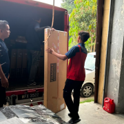 BEST Express Malaysia Empowers Local Entrepreneur Saifu to Drive Business and Community Growth in Puncak Alam 10 Saifu and team handling parcels at the BEST Express Malaysia Puncak Alam station during peak season