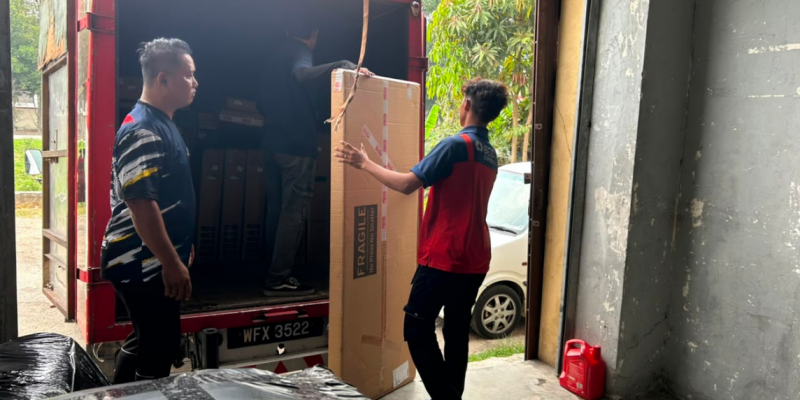 BEST Express Malaysia Empowers Local Entrepreneur Saifu to Drive Business and Community Growth in Puncak Alam 1 Saifu and team handling parcels at the BEST Express Malaysia Puncak Alam station during peak season