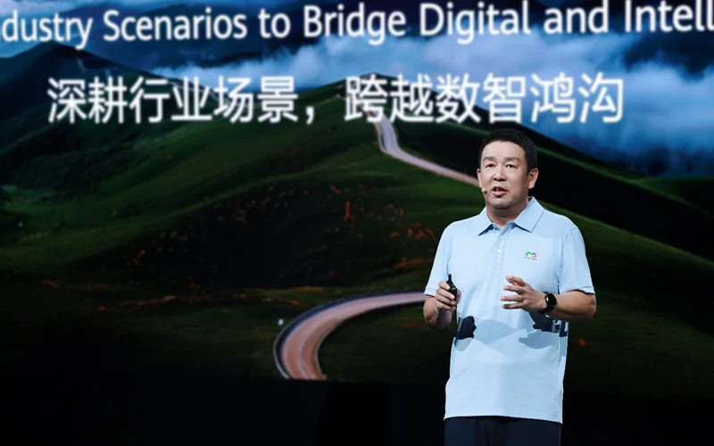 Huawei Outlines 7-Step AI Adoption Approach And DIMAK Engineering System At HUAWEI CONNECT 2026 3 Huawei keynote at HUAWEI CONNECT 2026 presenting the seven-step AI adoption approach and DIMAK engineering system