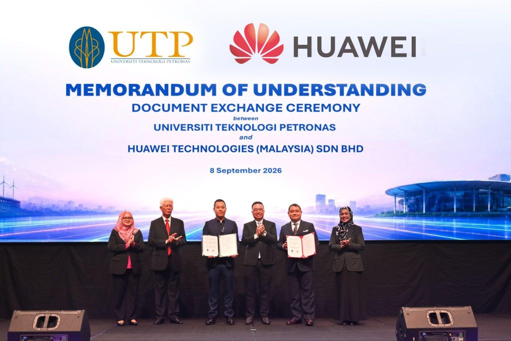 UTP and Huawei Malaysia MoU exchange ceremony at ESTCON 2026 Penang with Minister Chang Lih Kang