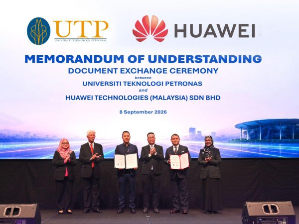 UTP and Huawei Malaysia MoU exchange ceremony at ESTCON 2026 Penang with Minister Chang Lih Kang