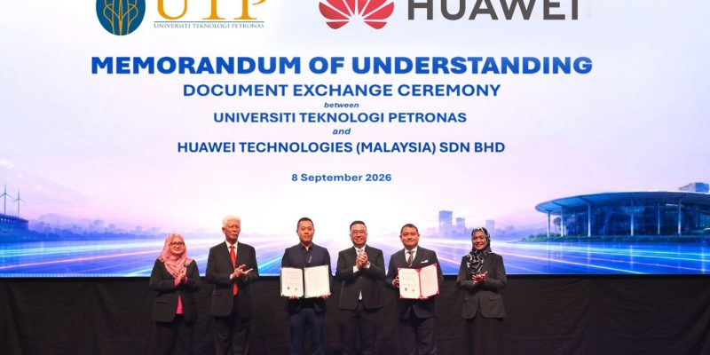 UTP and Huawei Malaysia MoU exchange ceremony at ESTCON 2026 Penang with Minister Chang Lih Kang